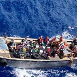 Les locaux (15 sur 36 habitants) nous proposent leur artisanat