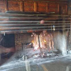 Das Fleisch wird langsam gegrillt