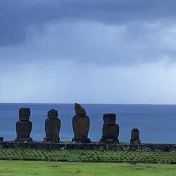 Rechts ganz alte Figuren, links neuere Versionen.