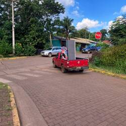 Mutti wird den Kühlschrank schon fest halten 🫣.