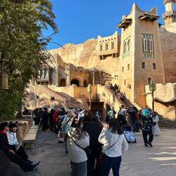 Die Japaner lieben es in Schlangen an zu stehen, manchmal glauben wir, die wissen gar nicht wofür 😅