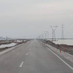 70Km auf Seehöhe geradeaus. Links und rechts Wasser.