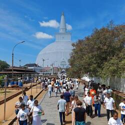 Sieht man hier nicht, aber die grauen Steine rings um die Dagoba waren feuerheiß 🥵🔥