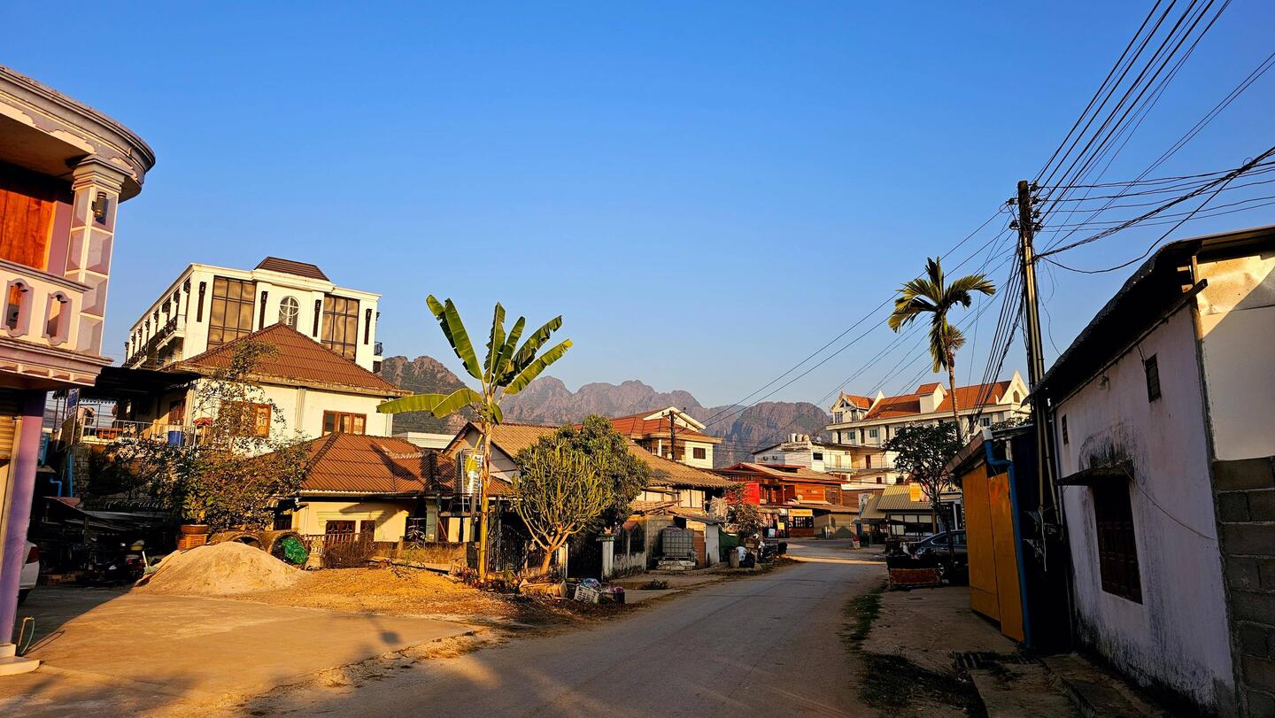 Die Berge in Vang Vieng funkeln im Licht der aufgehenden Sonne.