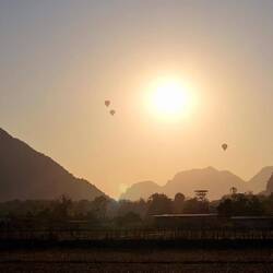 Der Sonnenuntergang ist echt faszinierend um Vang Vieng.