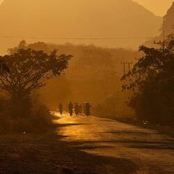 Der Staub von der Straße wirkt wie bei einem Sandsturm.