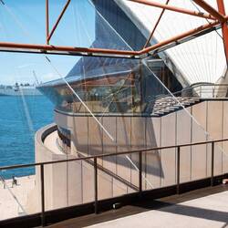 Tanken med det lutande glaset var att slippa speglingar när man tittar ut