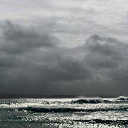 Irgendwo ist hier ein Surfer versteckt…