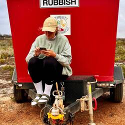 Man sitzt auf dem, was es gibt…