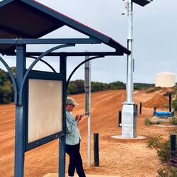 Elon im Busch.... Internetwartestelle mit Starlink😝