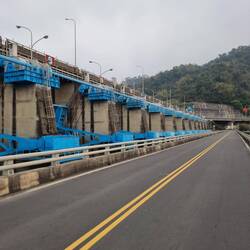 Beeindruckende Flutsperre für die Regenzeit?