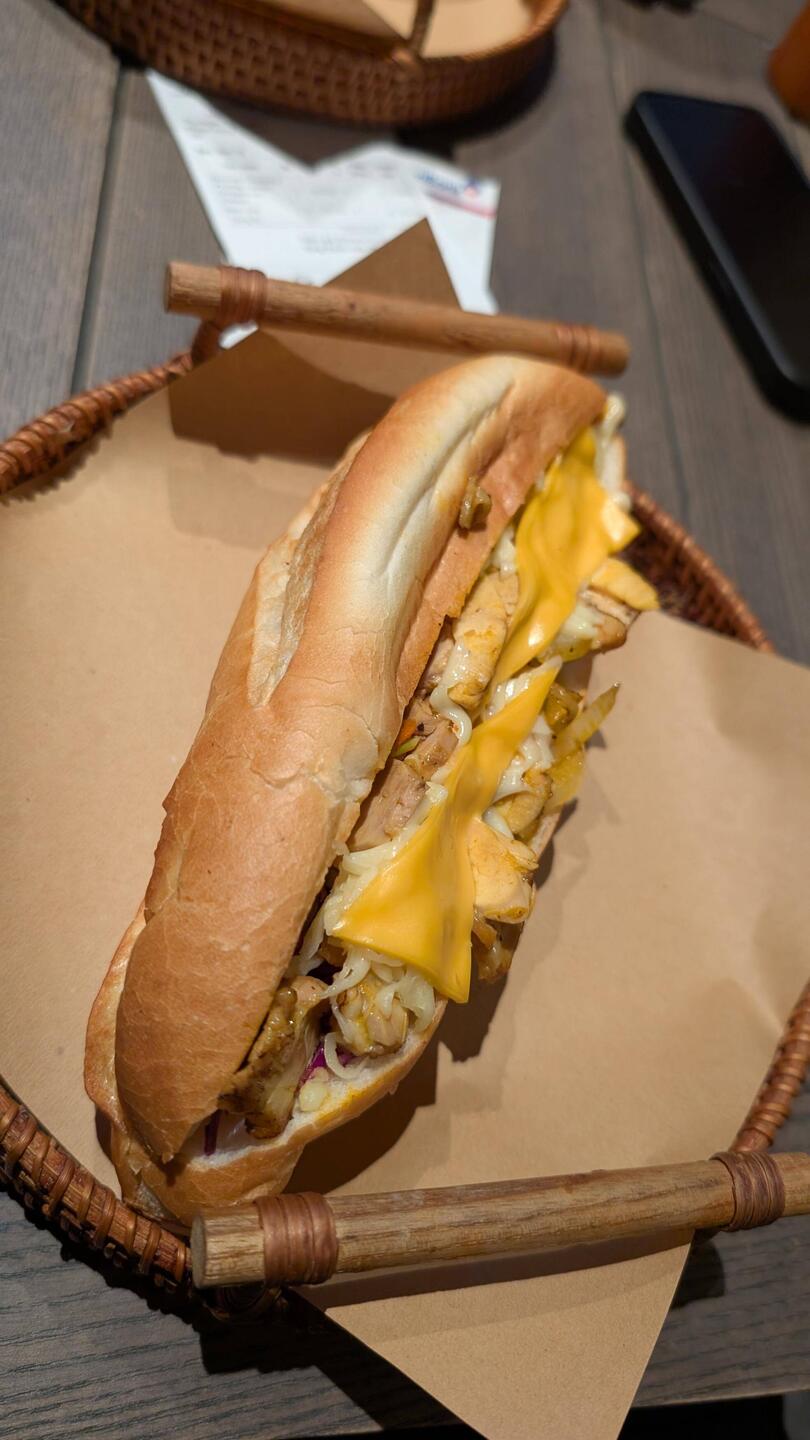 Banh Mi. Das beste überhaupt mit vietnamesischer Chilisauce