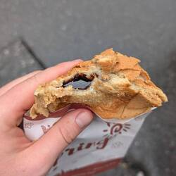 Banh Roti. Teigtaschen gefüllt mit heißer Schokolade. Zunge verbrannt aber unfassbar lecker!