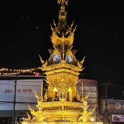 goldene Uhr von Chiang Rai