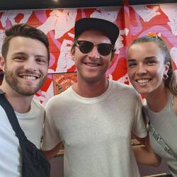 Wegen Zeitzonen und Zeitumstellung gut 4h vor seinem Auftritt am Konzert. Jack empfahl uns dafür..