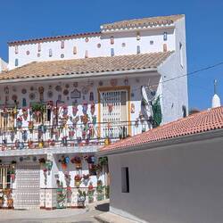 Bunt geschmücktes Haus in einem Bergdorf