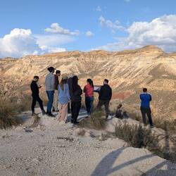 Geologisch Interessierte besichtigen die Verwerfung