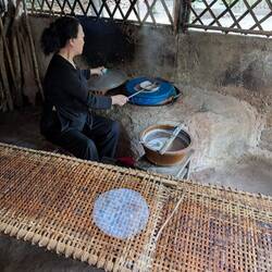 Making rice papers the traditional way