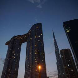 The Sky View Observatory mit der Spitze des Burj Khalifas