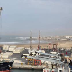 Neben dem Hafen ein Strand