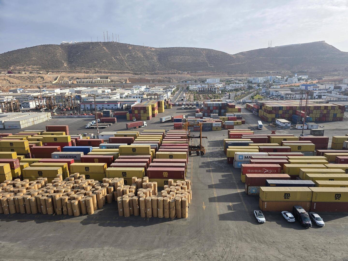 Der Blick von Schiff direkt auf viele Container
