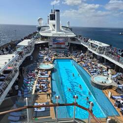 Blick über das Pooldeck von ganz oben