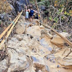 Und dann geht es wieder steil bergab.