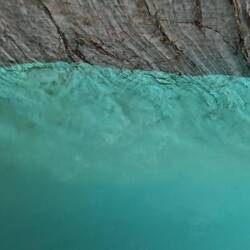 Gletschermehl im Wasser reflektiert besonders Spektralfarbe Blau