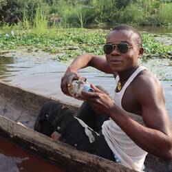 ...dieser Herr hat eine ganze Flasche voll davon