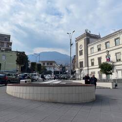eine Pause in Ottaviano vor dem Aufstieg zum Vesuv (im Hintergrund schon zu sehen)