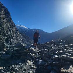 Und über steiniges Terrain