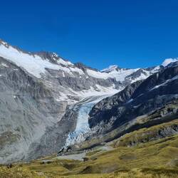 ...mit dem Dart Gletscher auf der einen...
