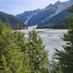 ...der sich hier in ein Flussbett der besonderen Sorte verwandelte