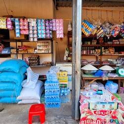 Typische Geschäfte in jedem 2ten Haus.