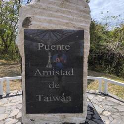 Hier ist von Taiwan eine Brücke gebaut worden