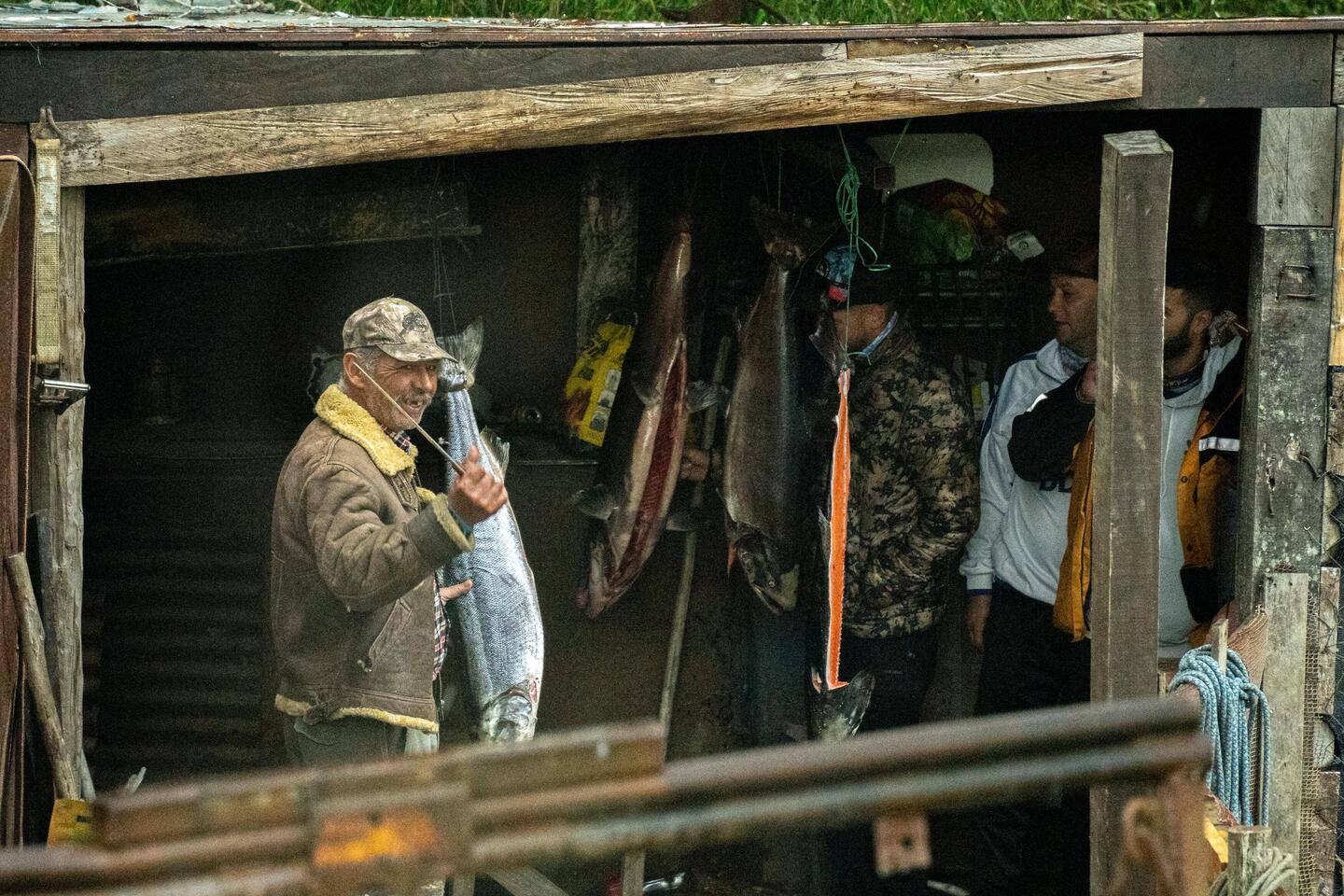 Fischer mit Fisch (Lachs)