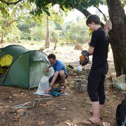 Der erste Zeltaufbau - noch etwas ungeübt...