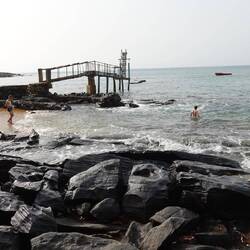 Der Strand ist nicht weit, allerdings sehr felsig - da ist Schnorcheln besser als Baden