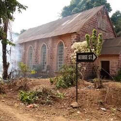 Die Dorfkirche, daneben brennt es gerade
