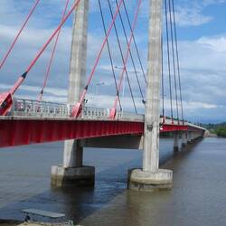 Und das ist die Brücke, die die Chinesen mit den Taiwanern den Costarikanern gebaut haben...