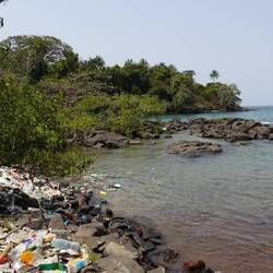 Ein natürlicher, vermüllter Steindamm verbindet die beiden Inseln