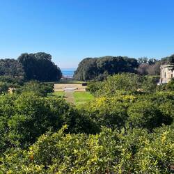 ein Schloss mit Meerblick