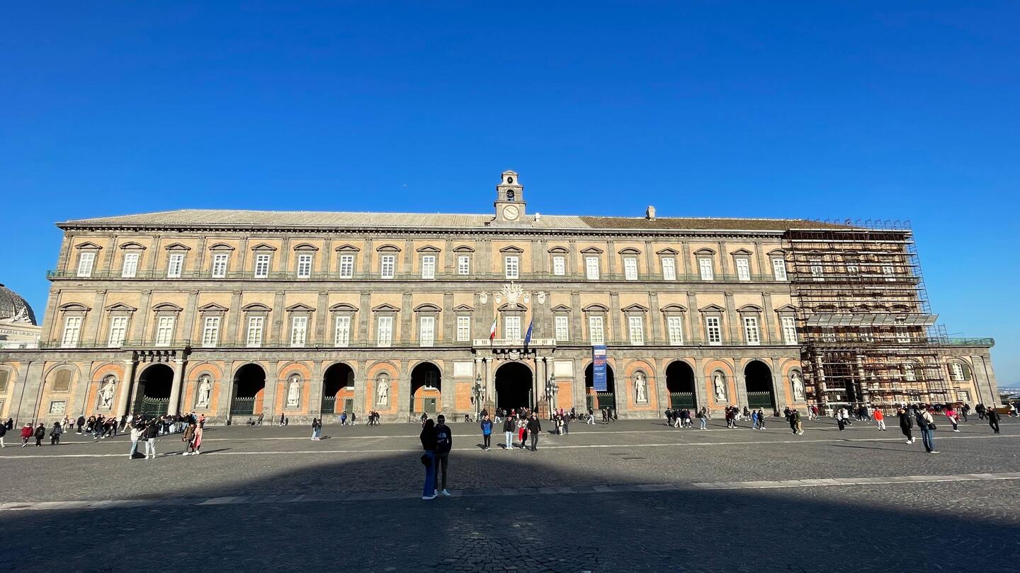 der Palast vom Piazza del Plebiscito aus gesehen