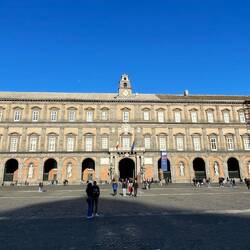 der Palast vom Piazza del Plebiscito aus gesehen