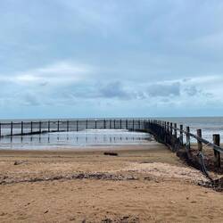 Das Netzt soll Quallen etc. abhalten...