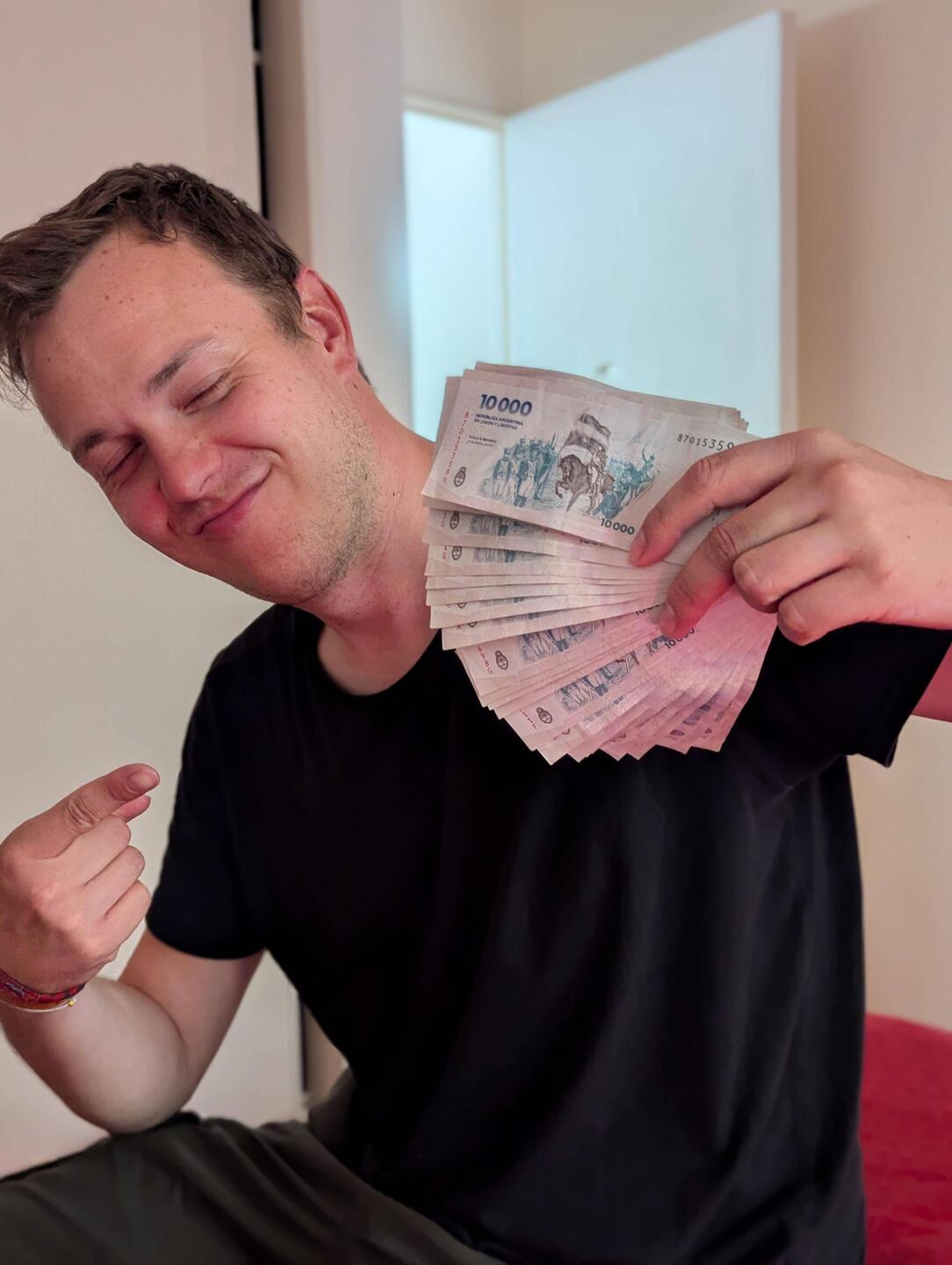 Wegen der Inflation in Argentinien gibt's hier viel - und großes Geld 💸. El chico con el dinero 💰