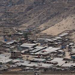 Die Ausdehnung der Stadt geht immer weiter. Gebiete werden einfach bebaut, ohne Bewilligung oder so.