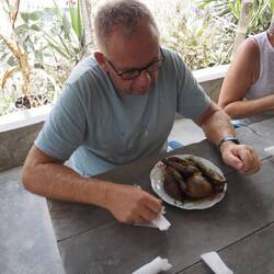 Da schaut einer skeptisch drein beim Festessen.... :-)