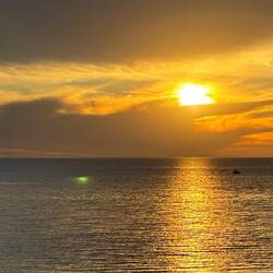 Ein spektakulärer Sonnenuntergang startet