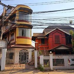 Neben der That Dam Stupa Ein lustiges Haus.